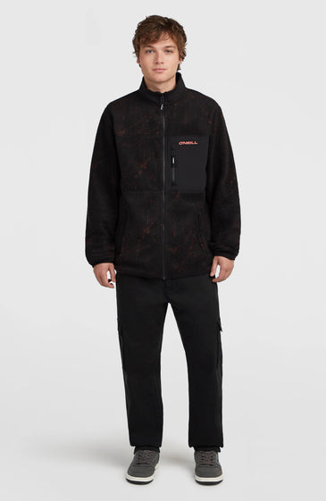 Το Must-Have High-Pile Full-Zip Fleece είναι ο ιδανικός χειμερινός σύντροφος για τις καθημερινές σου εμφανίσεις. Είναι κατασκευασμένο από απαλό high-pile fleece ύφασμα, προσφέροντας ζεστασιά και άνεση, ενώ αποτελείται από 100% ανακυκλωμένο πολυεστέρα.