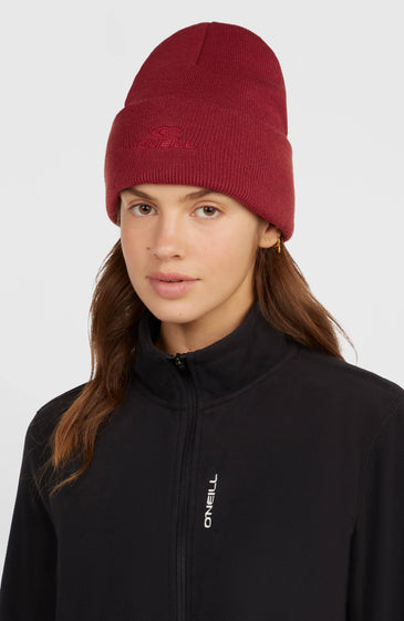 Το O'Neill Logo Beanie είναι ένα διαχρονικό αξεσουάρ για το βουνό και την καθημερινότητα. Η cable-knit πλεκτή κατασκευή και η απαλή, θερμομονωτική υφή του προσφέρουν άνεση και ζεστασιά, ακόμη και τις πιο κρύες ημέρες.