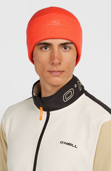 Το O'Neill Logo Beanie αποτελεί μια διαχρονική επιλογή για τις κρύες ημέρες, ιδανική τόσο για το βουνό όσο και για την καθημερινότητα. Η πλεκτή cable-knit κατασκευή προσφέρει απαλή και ζεστή αίσθηση, ενώ η θερμομονωτική υφή του συμβάλλει στη διατήρηση της ζεστασιάς.