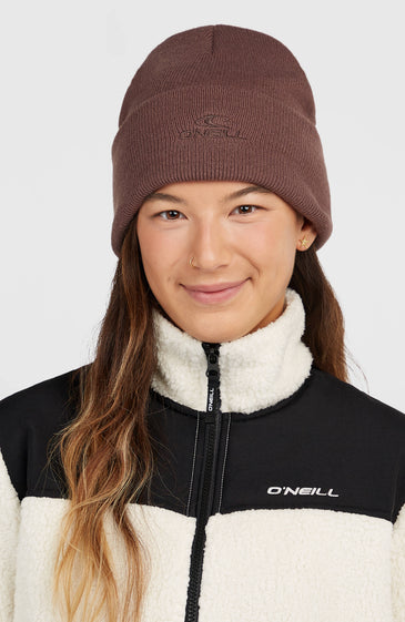 Το O'Neill Logo Beanie είναι ένα διαχρονικό χειμερινό αξεσουάρ, ιδανικό για το βουνό αλλά και για την καθημερινότητα. Η cable-knit πλεκτή κατασκευή προσφέρει απαλή και ζεστή αίσθηση, ενώ η θερμομονωτική υφή του χαρίζει άνεση στις κρύες ημέρες.