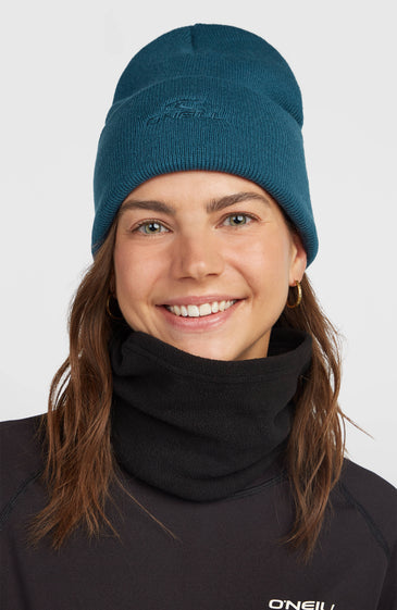 Το O'Neill Logo Beanie είναι ένα απαραίτητο χειμερινό αξεσουάρ για το βουνό και την καθημερινότητα. Η cable-knit πλεκτή κατασκευή του προσφέρει απαλή, ζεστή και θερμομονωτική αίσθηση, εξασφαλίζοντας άνεση στις κρύες ημέρες.