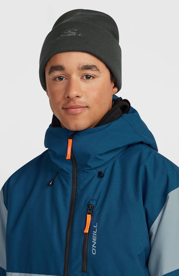 Το O'Neill Logo Beanie είναι ένα διαχρονικό σκουφάκι, ιδανικό για τις κρύες ημέρες στο βουνό αλλά και για την καθημερινότητα. Η πλεκτή cable-knit κατασκευή προσφέρει απαλή και ζεστή αίσθηση, ενώ η θερμομονωτική υφή του εξασφαλίζει άνεση όταν η θερμοκρασία πέφτει.