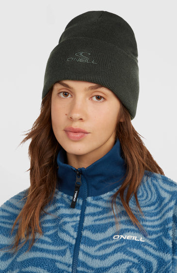 Το O'Neill Logo Beanie είναι ένα διαχρονικό σκουφάκι, ιδανικό για τις κρύες ημέρες στο βουνό αλλά και για την καθημερινότητα. Η πλεκτή cable-knit κατασκευή προσφέρει απαλή και ζεστή αίσθηση, ενώ η θερμομονωτική υφή του εξασφαλίζει άνεση όταν η θερμοκρασία πέφτει.