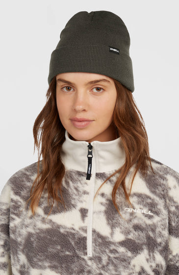 Το O'Neill Dolomite Beanie είναι ένα ευέλικτο και πρακτικό χειμερινό αξεσουάρ, ιδανικό για εξορμήσεις σε περιοχές με χαμηλές θερμοκρασίες. Η διπλή κατασκευή και η λεπτή πλέξη προσφέρουν επιπλέον ζεστασιά και άνεση, καθιστώντας το ιδανικό για τις πιο κρύες ημέρες.