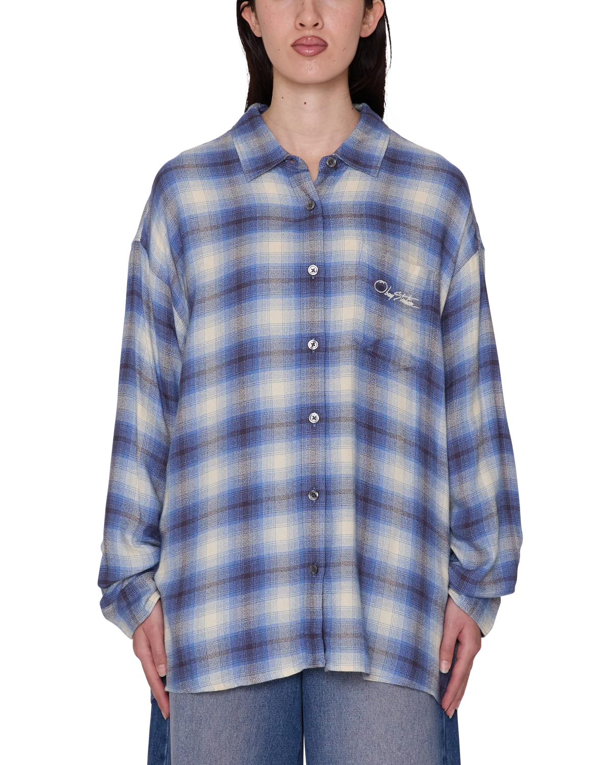 Το OBEY Zelia Shirt είναι ένα άνετο πουκάμισο σε baggy γραμμή, κατασκευασμένο από 100% viscose για ανάλαφρη και ευχάριστη αίσθηση.