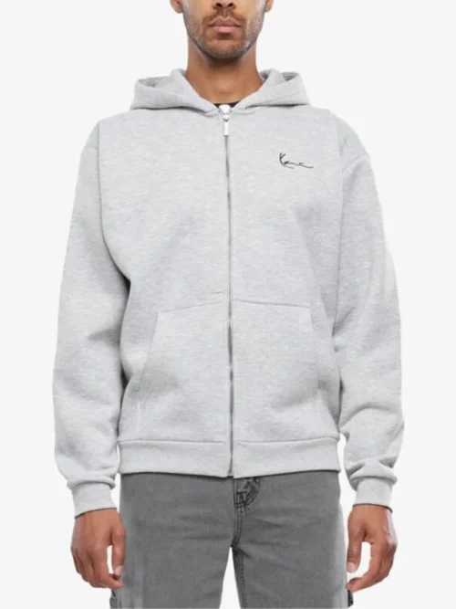 Η Karl Kani Chest Signature Essential Zip Hoodie συνδυάζει άνεση, πρακτικότητα και αυθεντικό streetwear χαρακτήρα. Η regular fit γραμμή προσφέρει άνετη εφαρμογή, ενώ η κουκούλα με κορδόνι περίσφιξης επιτρέπει προσαρμογή για μεγαλύτερη προστασία και άνεση.