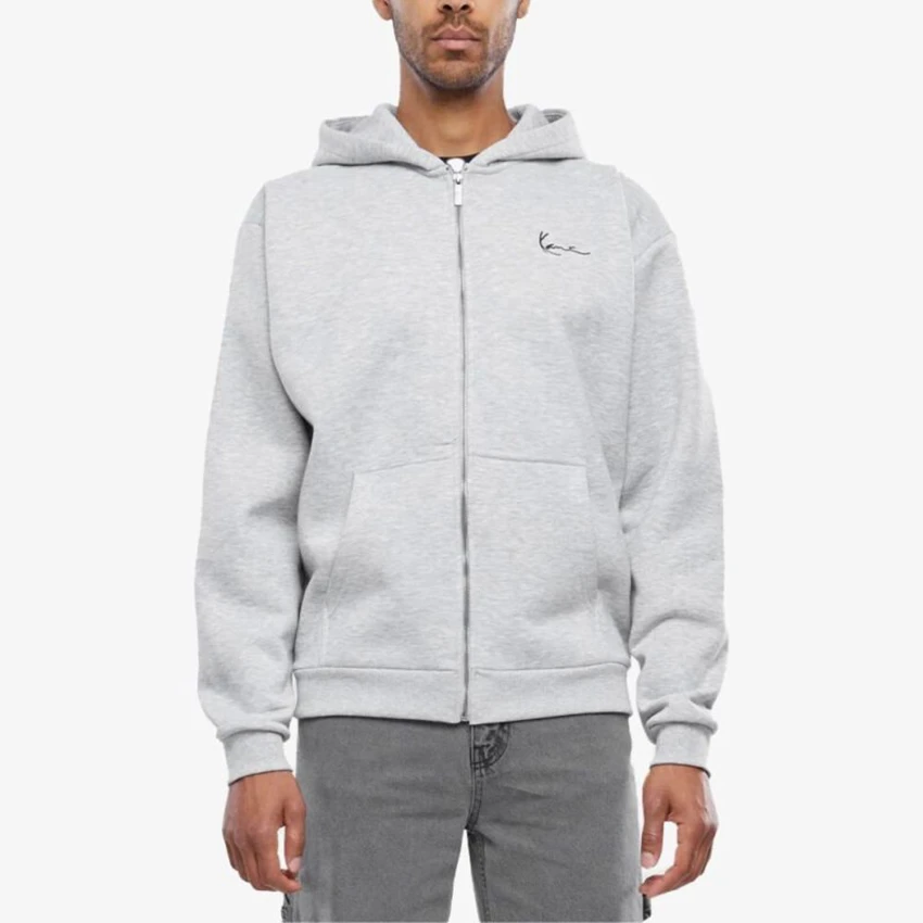Η Karl Kani Chest Signature Essential Zip Hoodie συνδυάζει άνεση, πρακτικότητα και αυθεντικό streetwear χαρακτήρα. Η regular fit γραμμή προσφέρει άνετη εφαρμογή, ενώ η κουκούλα με κορδόνι περίσφιξης επιτρέπει προσαρμογή για μεγαλύτερη προστασία και άνεση.