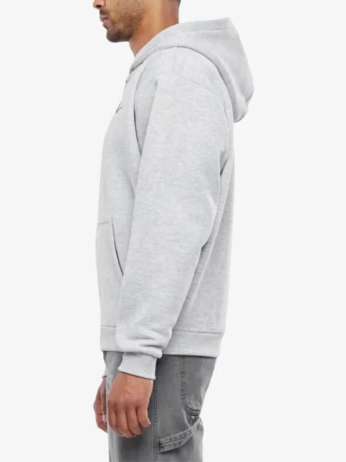 Η Karl Kani Chest Signature Essential Zip Hoodie συνδυάζει άνεση, πρακτικότητα και αυθεντικό streetwear χαρακτήρα. Η regular fit γραμμή προσφέρει άνετη εφαρμογή, ενώ η κουκούλα με κορδόνι περίσφιξης επιτρέπει προσαρμογή για μεγαλύτερη προστασία και άνεση.