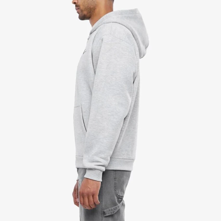 Η Karl Kani Chest Signature Essential Zip Hoodie συνδυάζει άνεση, πρακτικότητα και αυθεντικό streetwear χαρακτήρα. Η regular fit γραμμή προσφέρει άνετη εφαρμογή, ενώ η κουκούλα με κορδόνι περίσφιξης επιτρέπει προσαρμογή για μεγαλύτερη προστασία και άνεση.