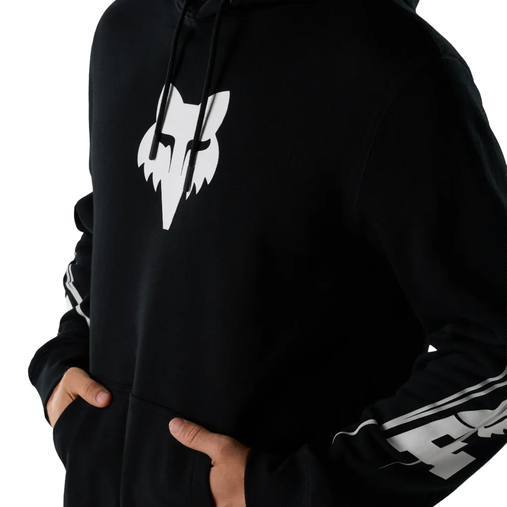 Ένα iconic hoodie της Fox αποτελεί βασικό κομμάτι στη γκαρνταρόμπα κάθε φίλου της μάρκας. Το Apex Pullover Hoodie συνδυάζει χαρακτηριστικό Fox στυλ, άνεση και ζεστασιά, αποτελώντας μια ιδανική επιλογή για την καθημερινότητα.