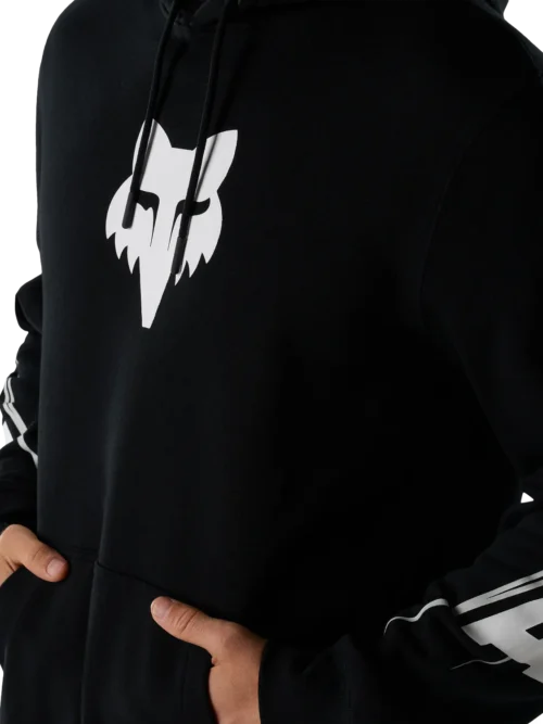 Ένα iconic hoodie της Fox αποτελεί βασικό κομμάτι στη γκαρνταρόμπα κάθε φίλου της μάρκας. Το Apex Pullover Hoodie συνδυάζει χαρακτηριστικό Fox στυλ, άνεση και ζεστασιά, αποτελώντας μια ιδανική επιλογή για την καθημερινότητα.