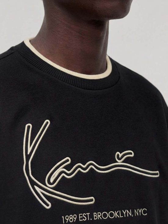 Το ανδρικό Karl Kani Signature Brk Insert Oversized Crew συνδυάζει άνεση και αυθεντικό streetwear χαρακτήρα. Η oversized γραμμή προσφέρει χαλαρή και άνετη εφαρμογή, ενώ το κεντητό λογότυπο στο κέντρο προσθέτει το χαρακτηριστικό στοιχείο του brand.
