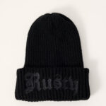 Rusty – Roxanne Beanie Το Roxanne Beanie της Rusty είναι ένα ζεστό και άνετο πλεκτό σκουφάκι, ιδανικό για τις κρύες ημέρες και για καθημερινό casual ή streetwear styling. Η σύνθεσή του συνδυάζει ανακυκλωμένο polyester, nylon, acrylic και wool, προσφέροντας απαλή αίσθηση και ζεστασιά.