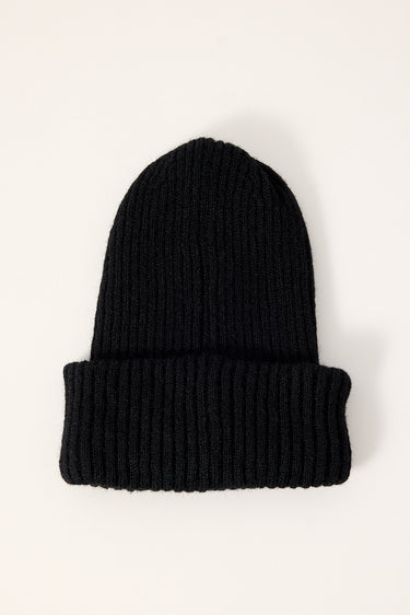 Rusty – Roxanne Beanie Το Roxanne Beanie της Rusty είναι ένα ζεστό και άνετο πλεκτό σκουφάκι, ιδανικό για τις κρύες ημέρες και για καθημερινό casual ή streetwear styling. Η σύνθεσή του συνδυάζει ανακυκλωμένο polyester, nylon, acrylic και wool, προσφέροντας απαλή αίσθηση και ζεστασιά.