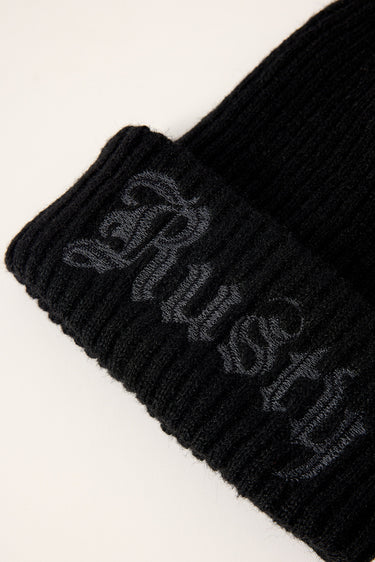 Rusty – Roxanne Beanie Το Roxanne Beanie της Rusty είναι ένα ζεστό και άνετο πλεκτό σκουφάκι, ιδανικό για τις κρύες ημέρες και για καθημερινό casual ή streetwear styling. Η σύνθεσή του συνδυάζει ανακυκλωμένο polyester, nylon, acrylic και wool, προσφέροντας απαλή αίσθηση και ζεστασιά.