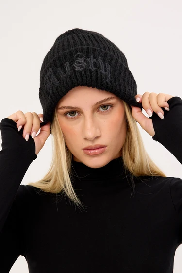 Rusty – Roxanne Beanie Το Roxanne Beanie της Rusty είναι ένα ζεστό και άνετο πλεκτό σκουφάκι, ιδανικό για τις κρύες ημέρες και για καθημερινό casual ή streetwear styling. Η σύνθεσή του συνδυάζει ανακυκλωμένο polyester, nylon, acrylic και wool, προσφέροντας απαλή αίσθηση και ζεστασιά.