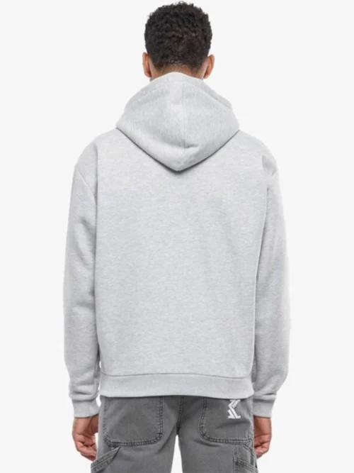 Η Karl Kani Chest Signature Essential Zip Hoodie συνδυάζει άνεση, πρακτικότητα και αυθεντικό streetwear χαρακτήρα. Η regular fit γραμμή προσφέρει άνετη εφαρμογή, ενώ η κουκούλα με κορδόνι περίσφιξης επιτρέπει προσαρμογή για μεγαλύτερη προστασία και άνεση.