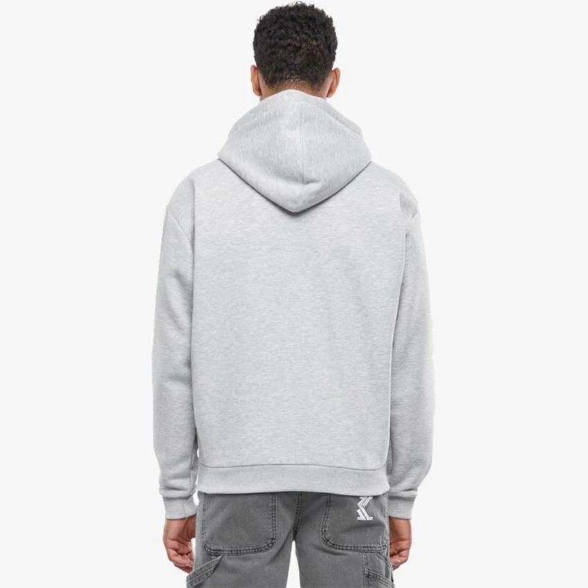 Η Karl Kani Chest Signature Essential Zip Hoodie συνδυάζει άνεση, πρακτικότητα και αυθεντικό streetwear χαρακτήρα. Η regular fit γραμμή προσφέρει άνετη εφαρμογή, ενώ η κουκούλα με κορδόνι περίσφιξης επιτρέπει προσαρμογή για μεγαλύτερη προστασία και άνεση.