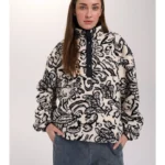 Απαλό πουκάμισο από fleece ύφασμα της 24COLOURS, σε άνετη και χαλαρή γραμμή. Διαθέτει ψηλό γιακά και κοντό κούμπωμα με τρουκς (snap buttons) στο μπροστινό μέρος. Το ιδιαίτερο all-over print σε αντίθεση χρωμάτων προσθέτει ξεχωριστό χαρακτήρα στο σχέδιο, ενώ οι ελαστικές μανσέτες ολοκληρώνουν τη σχεδίαση και εξασφαλίζουν άνετη εφαρμογή.