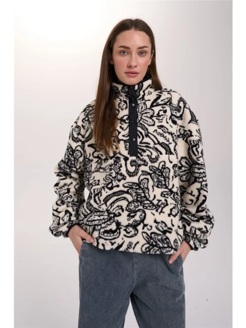 Απαλό πουκάμισο από fleece ύφασμα της 24COLOURS, σε άνετη και χαλαρή γραμμή. Διαθέτει ψηλό γιακά και κοντό κούμπωμα με τρουκς (snap buttons) στο μπροστινό μέρος. Το ιδιαίτερο all-over print σε αντίθεση χρωμάτων προσθέτει ξεχωριστό χαρακτήρα στο σχέδιο, ενώ οι ελαστικές μανσέτες ολοκληρώνουν τη σχεδίαση και εξασφαλίζουν άνετη εφαρμογή.
