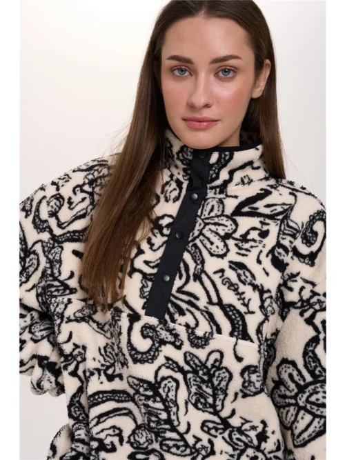 Απαλό πουκάμισο από fleece ύφασμα της 24COLOURS, σε άνετη και χαλαρή γραμμή. Διαθέτει ψηλό γιακά και κοντό κούμπωμα με τρουκς (snap buttons) στο μπροστινό μέρος. Το ιδιαίτερο all-over print σε αντίθεση χρωμάτων προσθέτει ξεχωριστό χαρακτήρα στο σχέδιο, ενώ οι ελαστικές μανσέτες ολοκληρώνουν τη σχεδίαση και εξασφαλίζουν άνετη εφαρμογή.