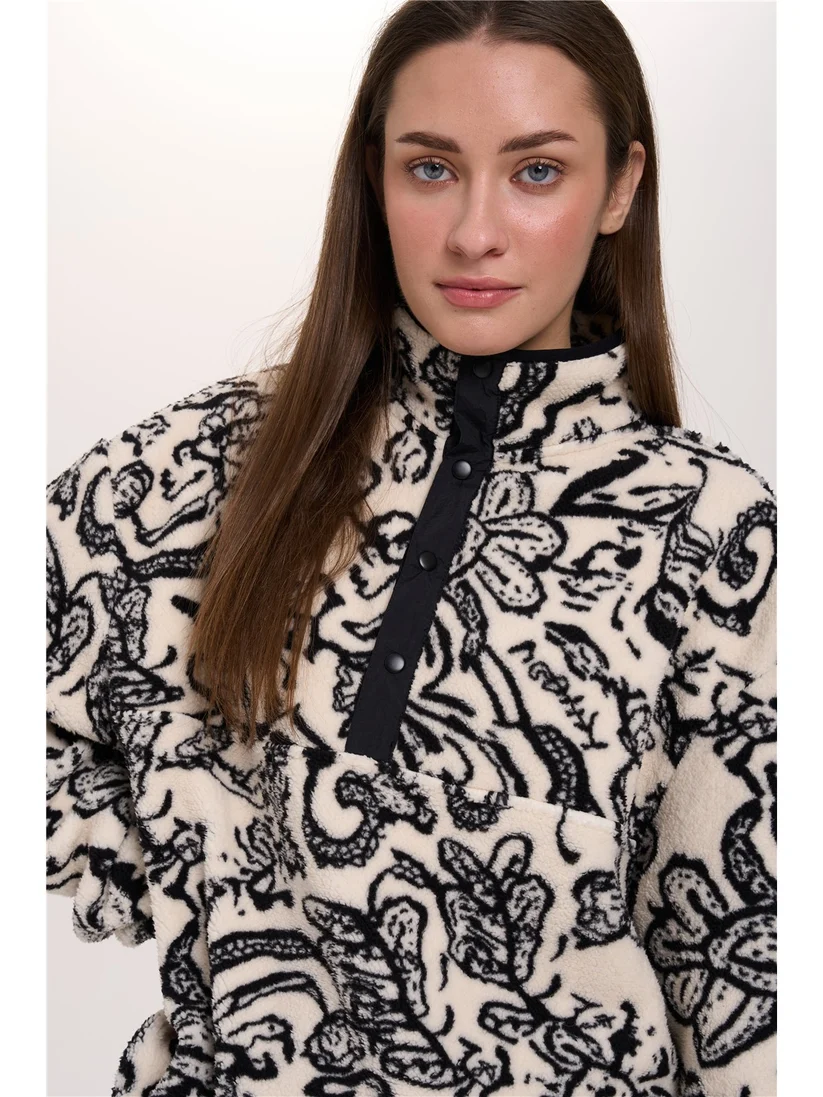 Απαλό πουκάμισο από fleece ύφασμα της 24COLOURS, σε άνετη και χαλαρή γραμμή. Διαθέτει ψηλό γιακά και κοντό κούμπωμα με τρουκς (snap buttons) στο μπροστινό μέρος. Το ιδιαίτερο all-over print σε αντίθεση χρωμάτων προσθέτει ξεχωριστό χαρακτήρα στο σχέδιο, ενώ οι ελαστικές μανσέτες ολοκληρώνουν τη σχεδίαση και εξασφαλίζουν άνετη εφαρμογή.