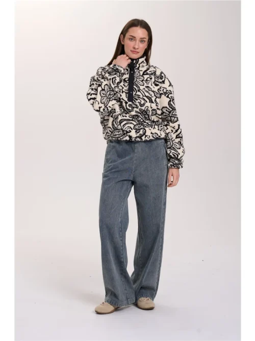 Απαλό πουκάμισο από fleece ύφασμα της 24COLOURS, σε άνετη και χαλαρή γραμμή. Διαθέτει ψηλό γιακά και κοντό κούμπωμα με τρουκς (snap buttons) στο μπροστινό μέρος. Το ιδιαίτερο all-over print σε αντίθεση χρωμάτων προσθέτει ξεχωριστό χαρακτήρα στο σχέδιο, ενώ οι ελαστικές μανσέτες ολοκληρώνουν τη σχεδίαση και εξασφαλίζουν άνετη εφαρμογή.