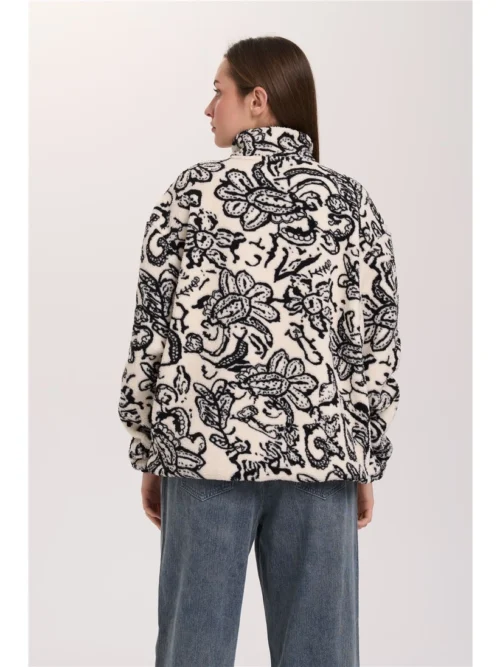 Απαλό πουκάμισο από fleece ύφασμα της 24COLOURS, σε άνετη και χαλαρή γραμμή. Διαθέτει ψηλό γιακά και κοντό κούμπωμα με τρουκς (snap buttons) στο μπροστινό μέρος. Το ιδιαίτερο all-over print σε αντίθεση χρωμάτων προσθέτει ξεχωριστό χαρακτήρα στο σχέδιο, ενώ οι ελαστικές μανσέτες ολοκληρώνουν τη σχεδίαση και εξασφαλίζουν άνετη εφαρμογή.