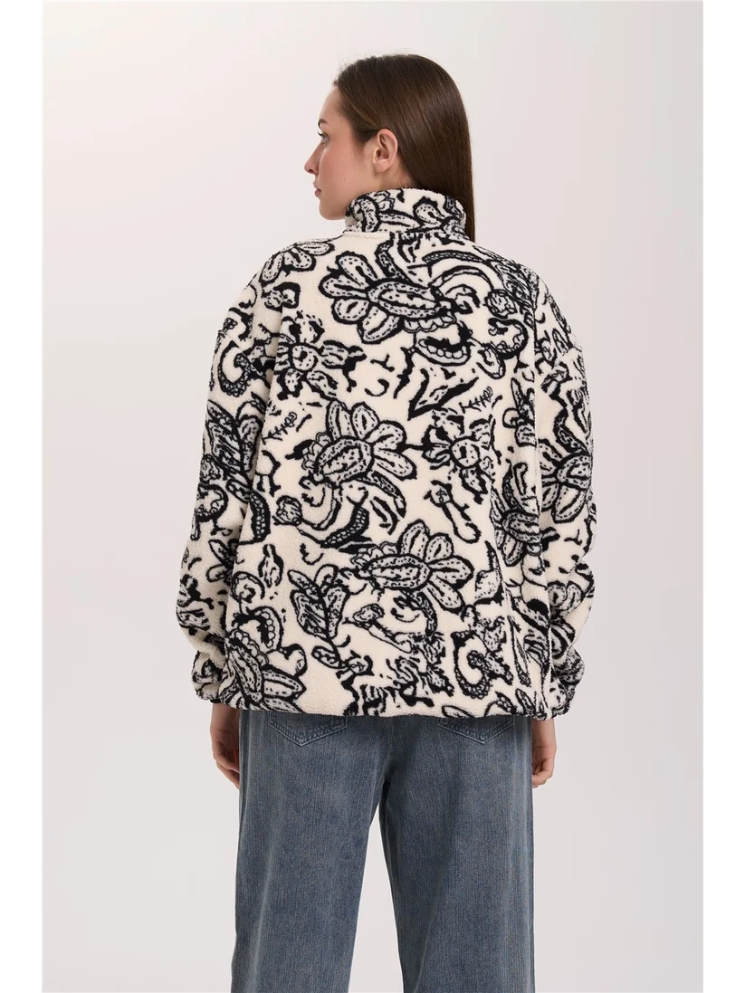 Απαλό πουκάμισο από fleece ύφασμα της 24COLOURS, σε άνετη και χαλαρή γραμμή. Διαθέτει ψηλό γιακά και κοντό κούμπωμα με τρουκς (snap buttons) στο μπροστινό μέρος. Το ιδιαίτερο all-over print σε αντίθεση χρωμάτων προσθέτει ξεχωριστό χαρακτήρα στο σχέδιο, ενώ οι ελαστικές μανσέτες ολοκληρώνουν τη σχεδίαση και εξασφαλίζουν άνετη εφαρμογή.