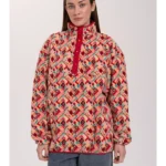 Απαλό πουκάμισο από fleece ύφασμα της 24COLOURS, σε άνετη και χαλαρή γραμμή. Διαθέτει ψηλό γιακά και κοντό κούμπωμα με τρουκς (snap buttons) στο μπροστινό μέρος. Το all-over μοτίβο σε όλη την επιφάνεια και οι ελαστικές μανσέτες ολοκληρώνουν τον σχεδιασμό, προσφέροντας ένα άνετο και ξεχωριστό αποτέλεσμα.