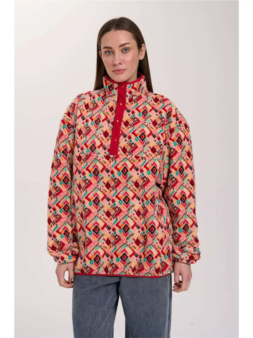 Απαλό πουκάμισο από fleece ύφασμα της 24COLOURS, σε άνετη και χαλαρή γραμμή. Διαθέτει ψηλό γιακά και κοντό κούμπωμα με τρουκς (snap buttons) στο μπροστινό μέρος. Το all-over μοτίβο σε όλη την επιφάνεια και οι ελαστικές μανσέτες ολοκληρώνουν τον σχεδιασμό, προσφέροντας ένα άνετο και ξεχωριστό αποτέλεσμα.