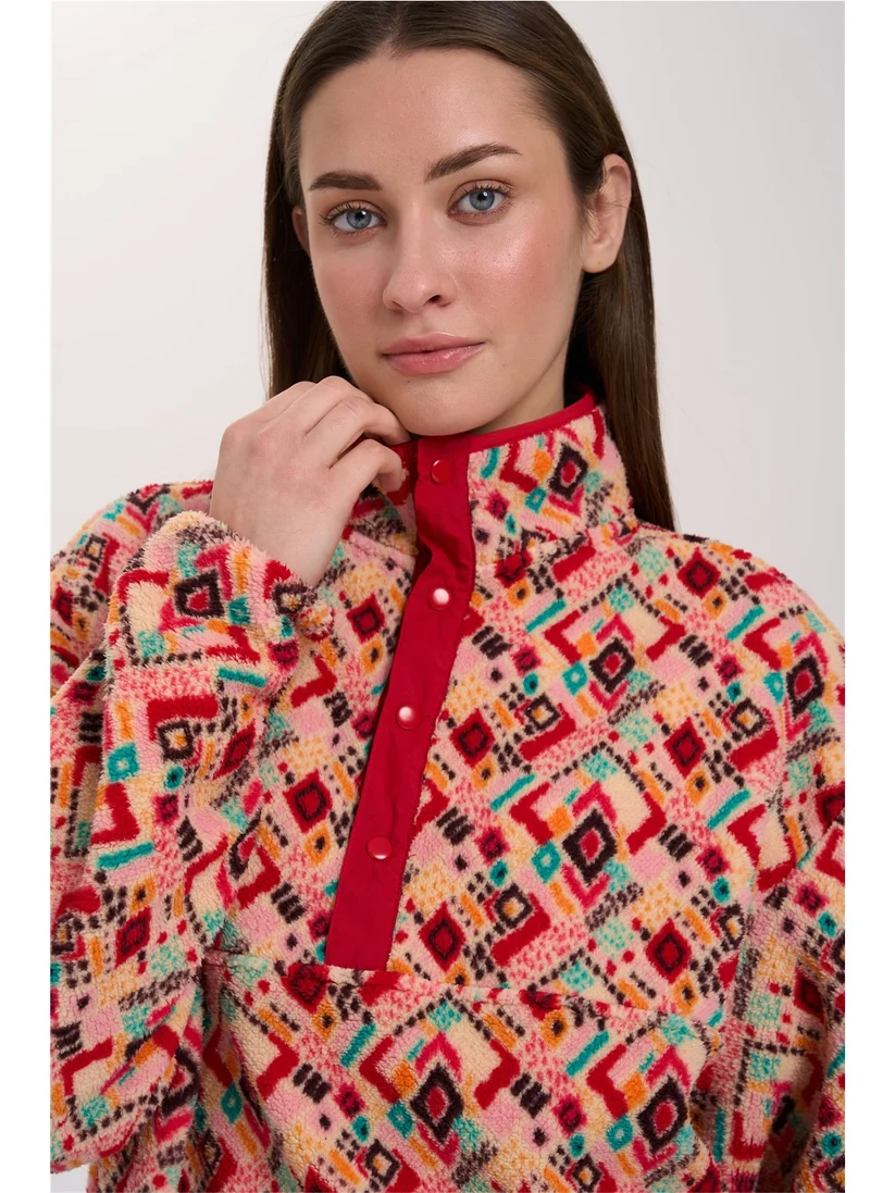 Απαλό πουκάμισο από fleece ύφασμα της 24COLOURS, σε άνετη και χαλαρή γραμμή. Διαθέτει ψηλό γιακά και κοντό κούμπωμα με τρουκς (snap buttons) στο μπροστινό μέρος. Το all-over μοτίβο σε όλη την επιφάνεια και οι ελαστικές μανσέτες ολοκληρώνουν τον σχεδιασμό, προσφέροντας ένα άνετο και ξεχωριστό αποτέλεσμα.