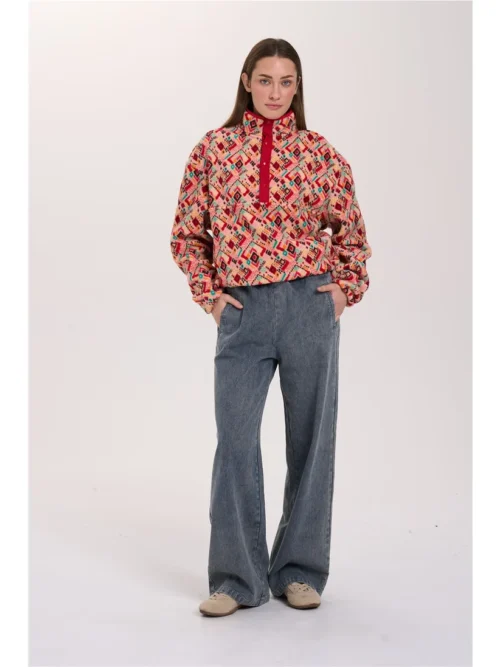 Απαλό πουκάμισο από fleece ύφασμα της 24COLOURS, σε άνετη και χαλαρή γραμμή. Διαθέτει ψηλό γιακά και κοντό κούμπωμα με τρουκς (snap buttons) στο μπροστινό μέρος. Το all-over μοτίβο σε όλη την επιφάνεια και οι ελαστικές μανσέτες ολοκληρώνουν τον σχεδιασμό, προσφέροντας ένα άνετο και ξεχωριστό αποτέλεσμα.