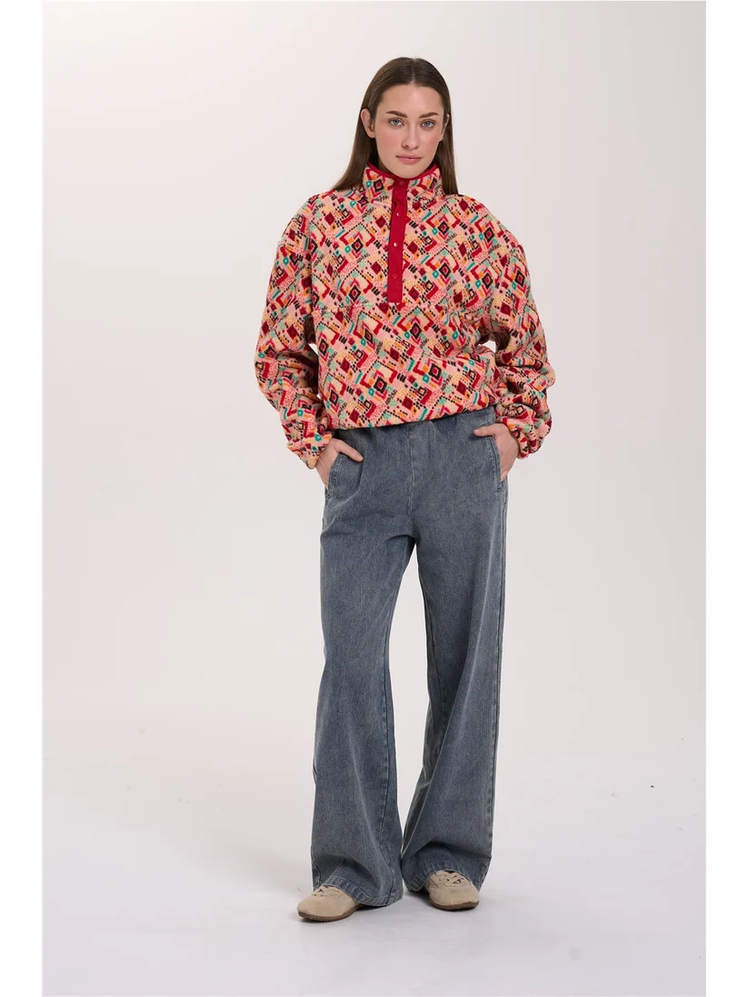 Απαλό πουκάμισο από fleece ύφασμα της 24COLOURS, σε άνετη και χαλαρή γραμμή. Διαθέτει ψηλό γιακά και κοντό κούμπωμα με τρουκς (snap buttons) στο μπροστινό μέρος. Το all-over μοτίβο σε όλη την επιφάνεια και οι ελαστικές μανσέτες ολοκληρώνουν τον σχεδιασμό, προσφέροντας ένα άνετο και ξεχωριστό αποτέλεσμα.