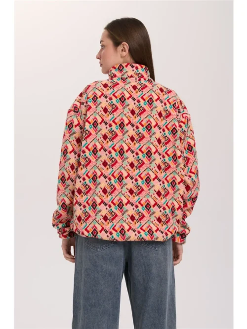 Απαλό πουκάμισο από fleece ύφασμα της 24COLOURS, σε άνετη και χαλαρή γραμμή. Διαθέτει ψηλό γιακά και κοντό κούμπωμα με τρουκς (snap buttons) στο μπροστινό μέρος. Το all-over μοτίβο σε όλη την επιφάνεια και οι ελαστικές μανσέτες ολοκληρώνουν τον σχεδιασμό, προσφέροντας ένα άνετο και ξεχωριστό αποτέλεσμα.