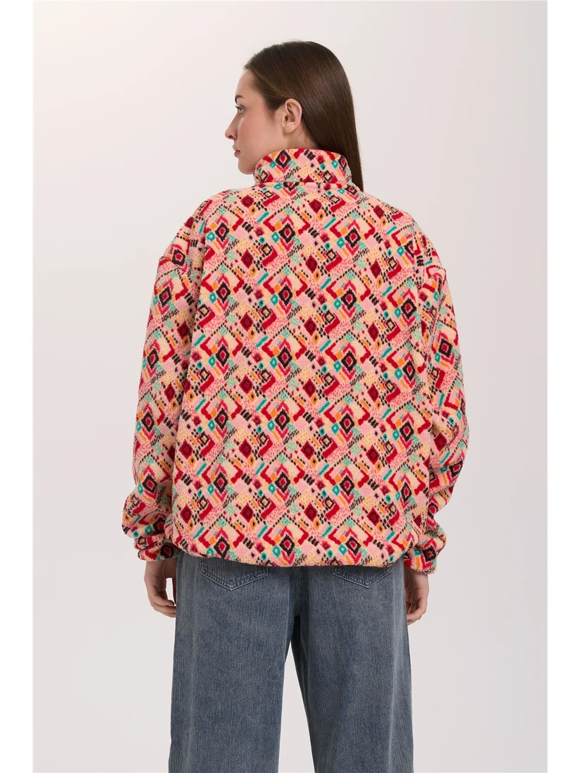 Απαλό πουκάμισο από fleece ύφασμα της 24COLOURS, σε άνετη και χαλαρή γραμμή. Διαθέτει ψηλό γιακά και κοντό κούμπωμα με τρουκς (snap buttons) στο μπροστινό μέρος. Το all-over μοτίβο σε όλη την επιφάνεια και οι ελαστικές μανσέτες ολοκληρώνουν τον σχεδιασμό, προσφέροντας ένα άνετο και ξεχωριστό αποτέλεσμα.