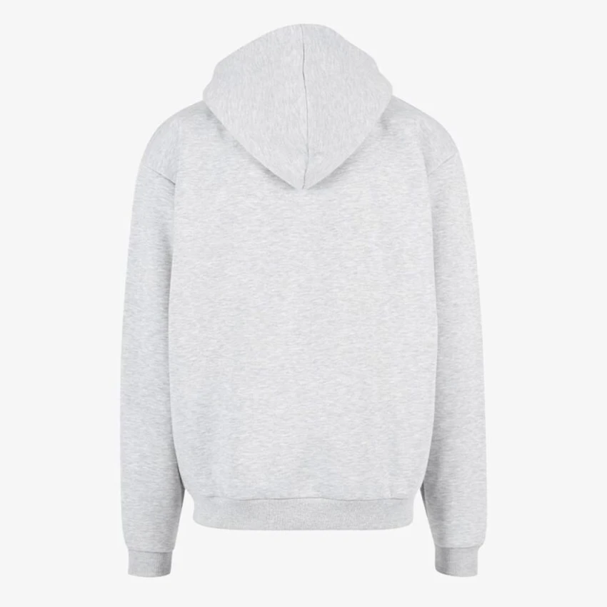 Η Karl Kani Chest Signature Essential Zip Hoodie συνδυάζει άνεση, πρακτικότητα και αυθεντικό streetwear χαρακτήρα. Η regular fit γραμμή προσφέρει άνετη εφαρμογή, ενώ η κουκούλα με κορδόνι περίσφιξης επιτρέπει προσαρμογή για μεγαλύτερη προστασία και άνεση.