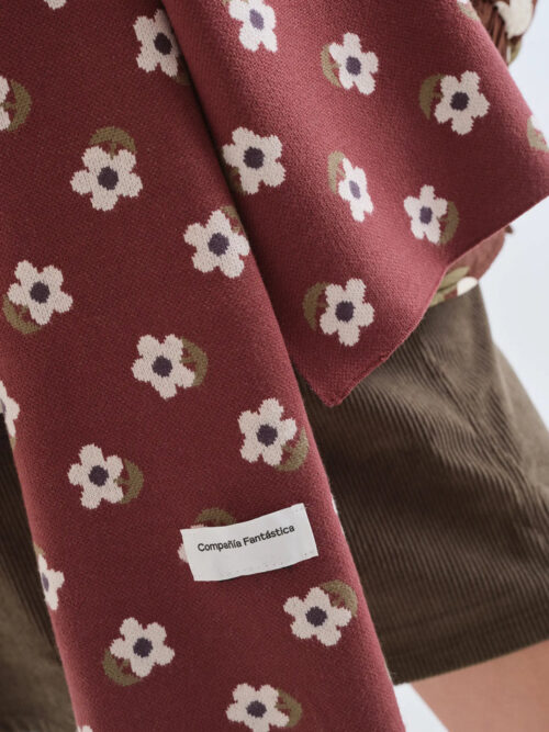 Μακρύ πλεκτό κασκόλ με ιδιαίτερο jacquard μοτίβο Santini, ιδανικό για να ολοκληρώσει τις χειμερινές σας εμφανίσεις με ξεχωριστό στιλ. Διαθέτει λεπτομέρεια με το λογότυπο της Compania Fantastica, προσθέτοντας μια ιδιαίτερη fashion πινελιά.