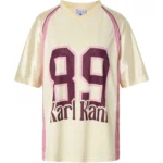 Το Karl Kani OG 89 Round Serif Football Jersey συνδυάζει αυθεντικό streetwear χαρακτήρα με sporty αισθητική. Κατασκευασμένο από ελαφρύ και δροσερό ύφασμα jersey, προσφέρει άνετη εφαρμογή και ξεχωριστό στυλ για καθημερινές εμφανίσεις.