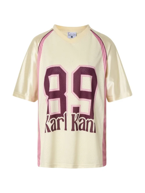 Το Karl Kani OG 89 Round Serif Football Jersey συνδυάζει αυθεντικό streetwear χαρακτήρα με sporty αισθητική. Κατασκευασμένο από ελαφρύ και δροσερό ύφασμα jersey, προσφέρει άνετη εφαρμογή και ξεχωριστό στυλ για καθημερινές εμφανίσεις.