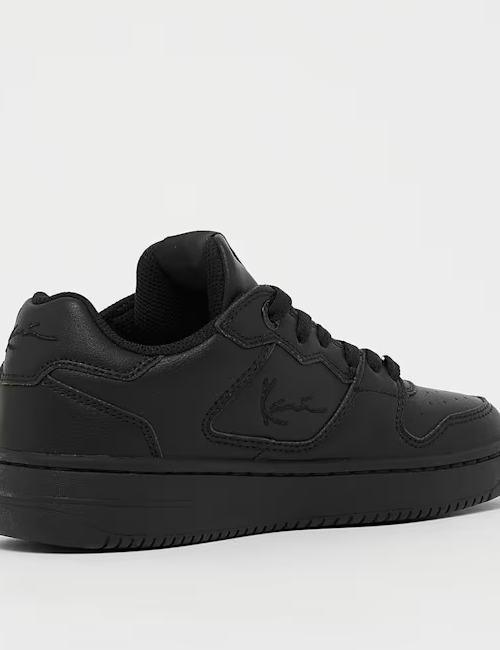 Τα Karl Kani 89 PRM '26 (GS) είναι παιδικά basketball sneakers με μοντέρνο σχεδιασμό και χαρακτηριστική streetwear αισθητική. Ο συνδυασμός μαύρου και χρυσού προσδίδει δυναμική εμφάνιση, ενώ η εξωτερική κατασκευή από συνθετικό υλικό και η εσωτερική επένδυση από ύφασμα προσφέρουν άνεση στην καθημερινή χρήση.