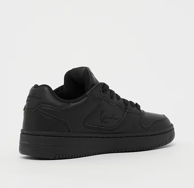 Τα Karl Kani 89 PRM '26 (GS) είναι παιδικά basketball sneakers με μοντέρνο σχεδιασμό και χαρακτηριστική streetwear αισθητική. Ο συνδυασμός μαύρου και χρυσού προσδίδει δυναμική εμφάνιση, ενώ η εξωτερική κατασκευή από συνθετικό υλικό και η εσωτερική επένδυση από ύφασμα προσφέρουν άνεση στην καθημερινή χρήση.