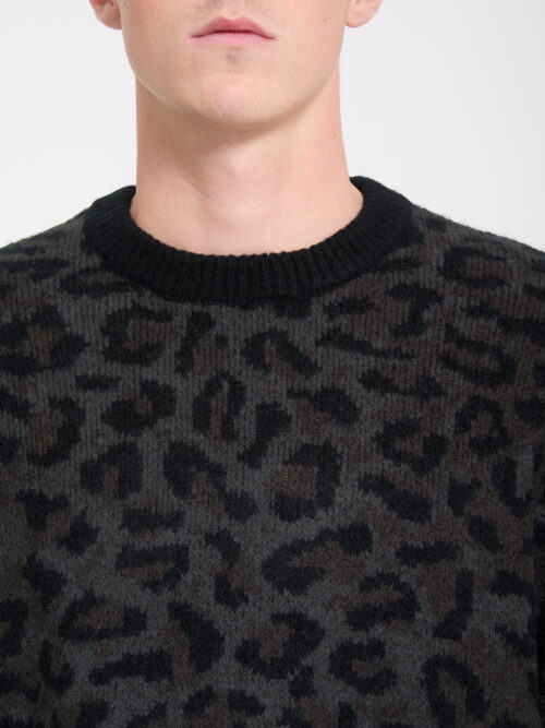 Το Volcom Leopold Sweater είναι ένα ανδρικό πλεκτό sweater βαρέως τύπου, σχεδιασμένο για άνεση και ζεστασιά τις πιο κρύες ημέρες.