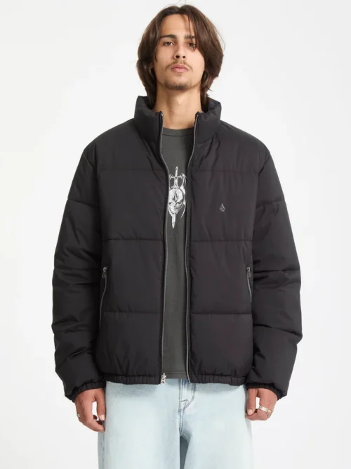 Το Volcom Fillmoore Jacket είναι ένα ανδρικό puffer jacket με relaxed fit εφαρμογή και μήκος μέχρι τη μέση, σχεδιασμένο για ζεστασιά και προστασία στις κρύες ημέρες.