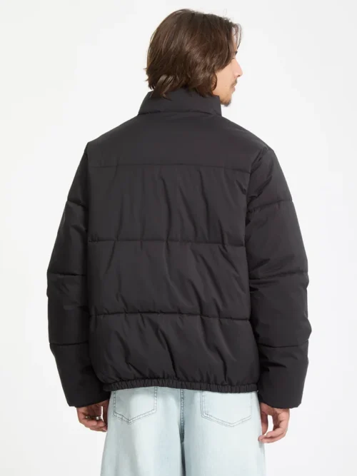 Το Volcom Fillmoore Jacket είναι ένα ανδρικό puffer jacket με relaxed fit εφαρμογή και μήκος μέχρι τη μέση, σχεδιασμένο για ζεστασιά και προστασία στις κρύες ημέρες.