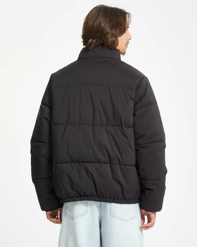 Το Volcom Fillmoore Jacket είναι ένα ανδρικό puffer jacket με relaxed fit εφαρμογή και μήκος μέχρι τη μέση, σχεδιασμένο για ζεστασιά και προστασία στις κρύες ημέρες.