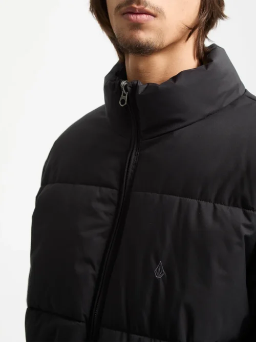 Το Volcom Fillmoore Jacket είναι ένα ανδρικό puffer jacket με relaxed fit εφαρμογή και μήκος μέχρι τη μέση, σχεδιασμένο για ζεστασιά και προστασία στις κρύες ημέρες.