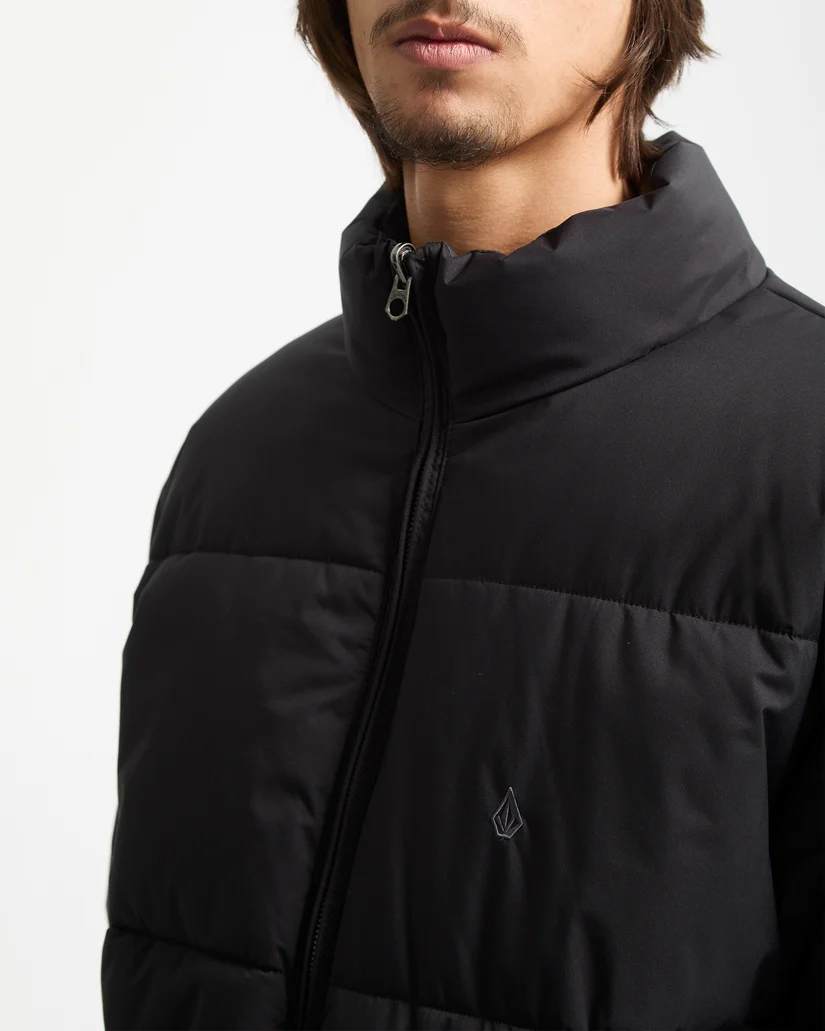 Το Volcom Fillmoore Jacket είναι ένα ανδρικό puffer jacket με relaxed fit εφαρμογή και μήκος μέχρι τη μέση, σχεδιασμένο για ζεστασιά και προστασία στις κρύες ημέρες.