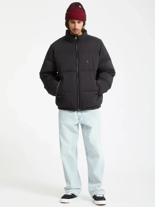 Το Volcom Fillmoore Jacket είναι ένα ανδρικό puffer jacket με relaxed fit εφαρμογή και μήκος μέχρι τη μέση, σχεδιασμένο για ζεστασιά και προστασία στις κρύες ημέρες.