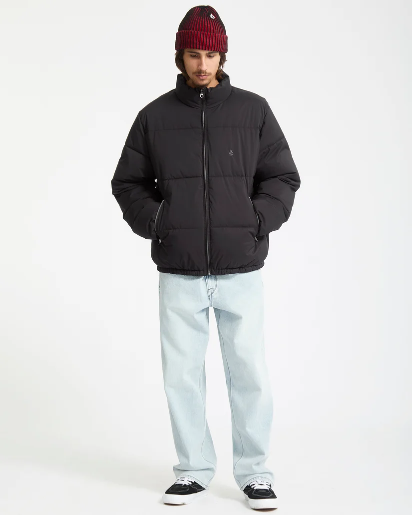 Το Volcom Fillmoore Jacket είναι ένα ανδρικό puffer jacket με relaxed fit εφαρμογή και μήκος μέχρι τη μέση, σχεδιασμένο για ζεστασιά και προστασία στις κρύες ημέρες.